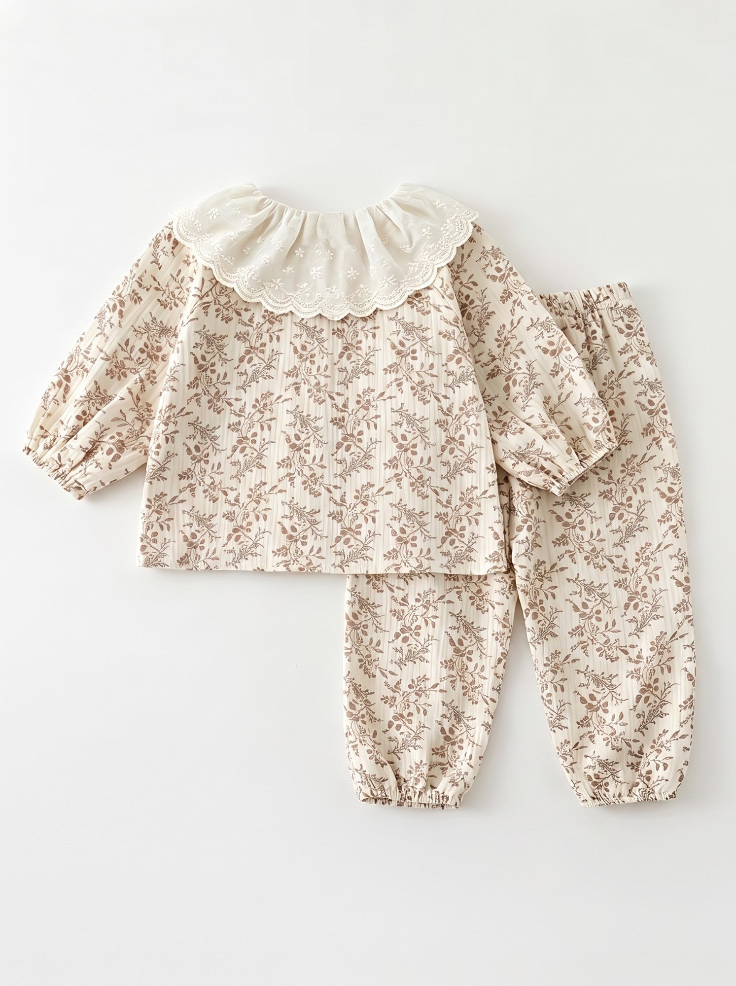 Conjunto de muselina floral con cuello de encaje: blusa y pantalón bombacho