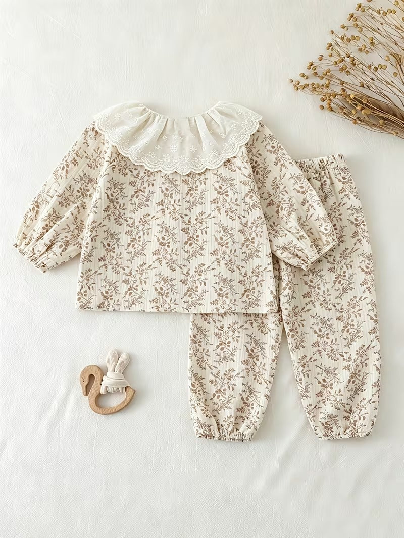 Conjunto floral de bebé con cuello de encaje y mordedor de madera