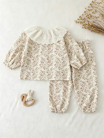 Conjunto floral de bebé con cuello de encaje y mordedor de madera