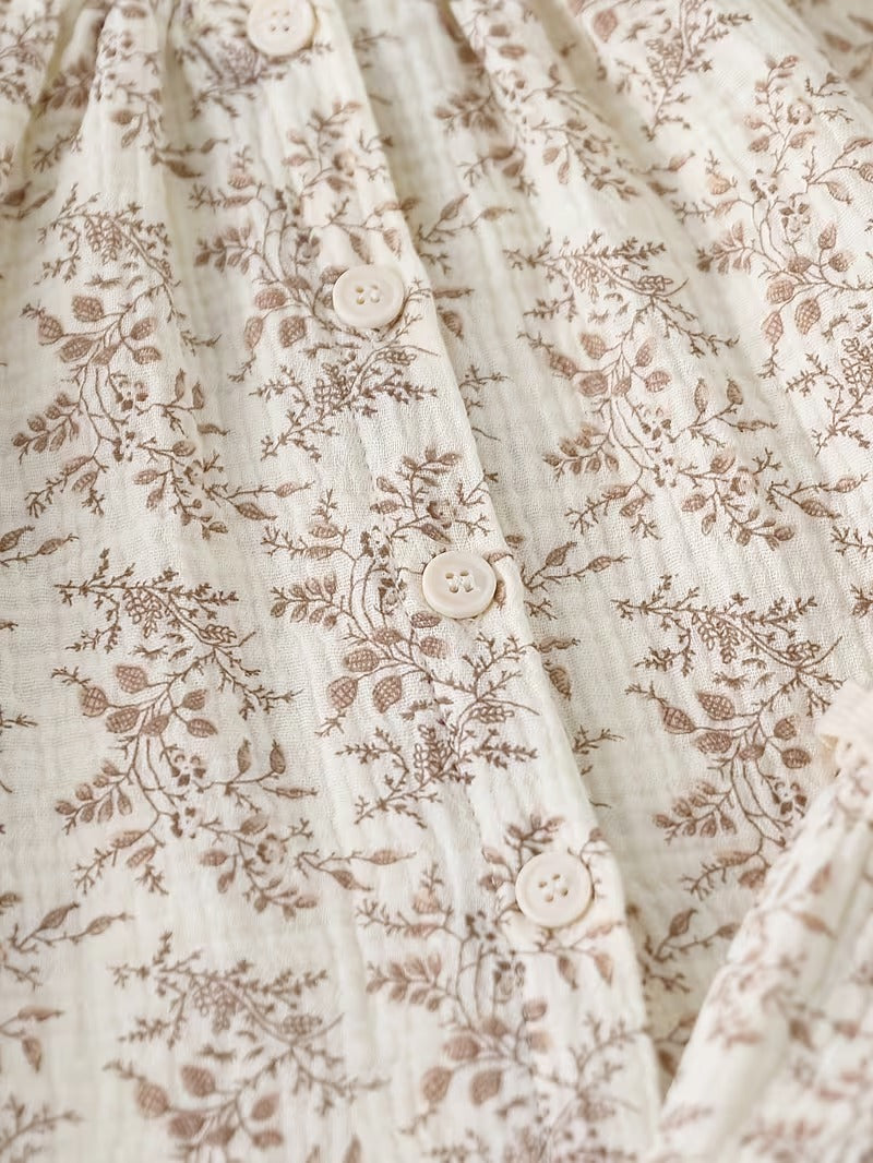 Detalle de botones y estampado floral de la blusa