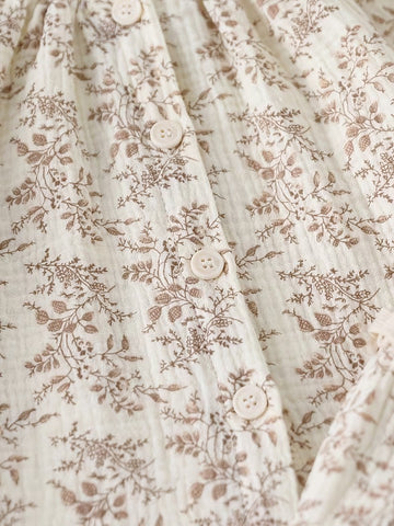 Detalle de botones y estampado floral de la blusa