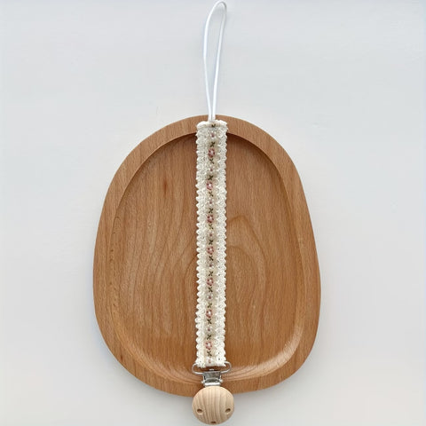 Portachupo de madera con cinta beige y flores rosa bordadas