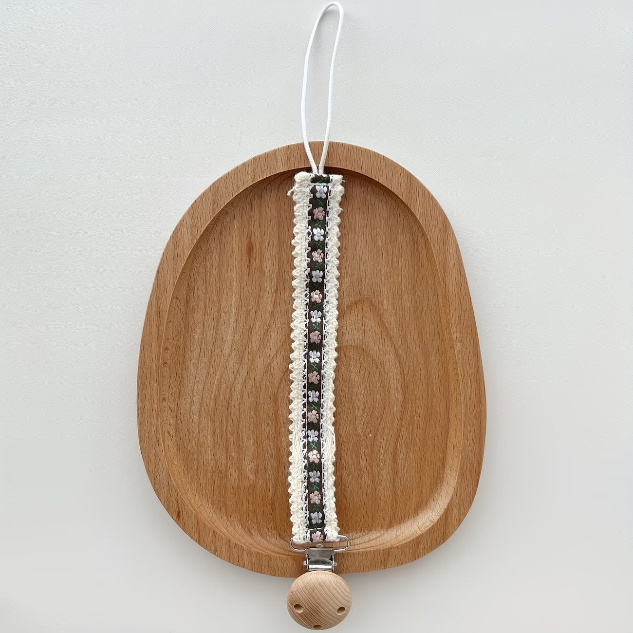 Portachupo de madera con cinta café y flores bordadas