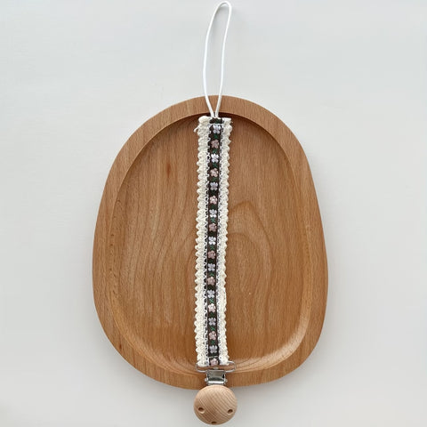 Portachupo de madera con cinta café y flores bordadas