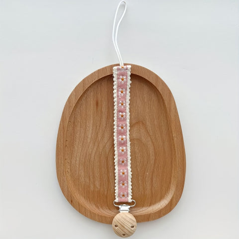 Portachupo de madera con cinta rosada y flores blancas bordadas
