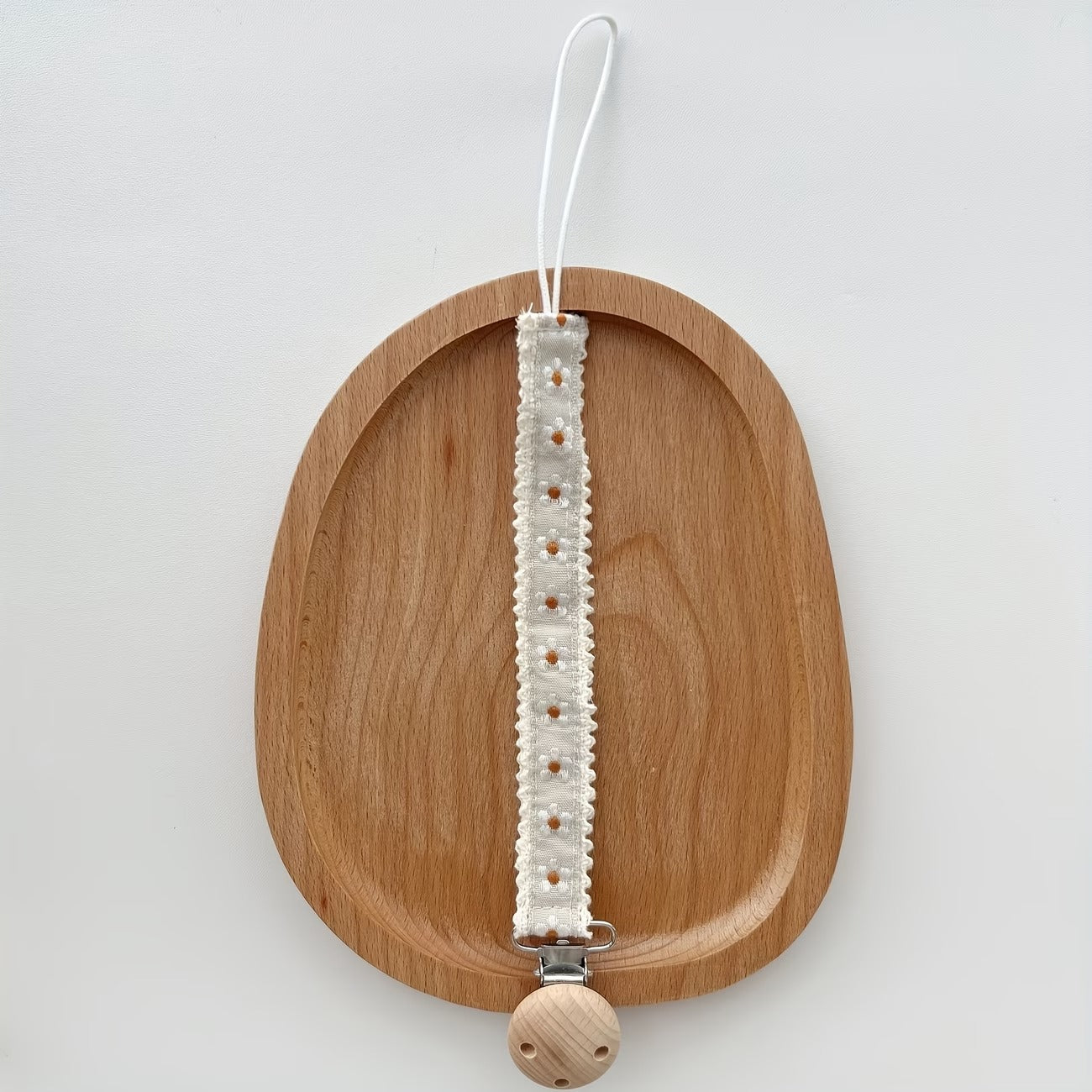 Portachupo de madera con cinta de margaritas bordadas