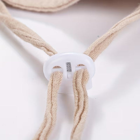 Detalle del amarre ajustable con tope del sombrero de muselina